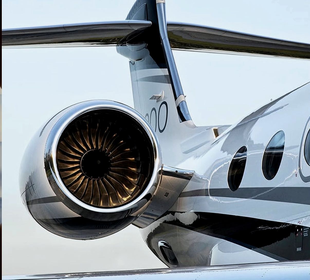 Discreet private mobility coordination between aircraft and chauffeured transfer